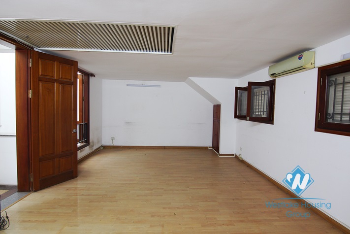 Unfurnished 4 bedrooms house with garage for rent in Xuan Dieu st, Tay Ho area.